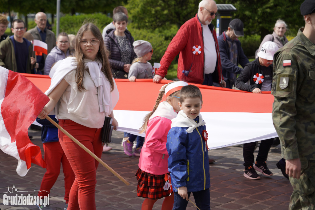 Biało-czerwony marsz z flagą narodową w Grudziądzu
