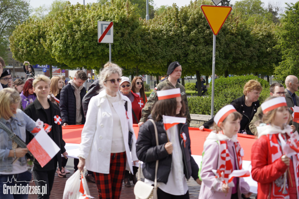 Biało-czerwony marsz z flagą narodową w Grudziądzu
