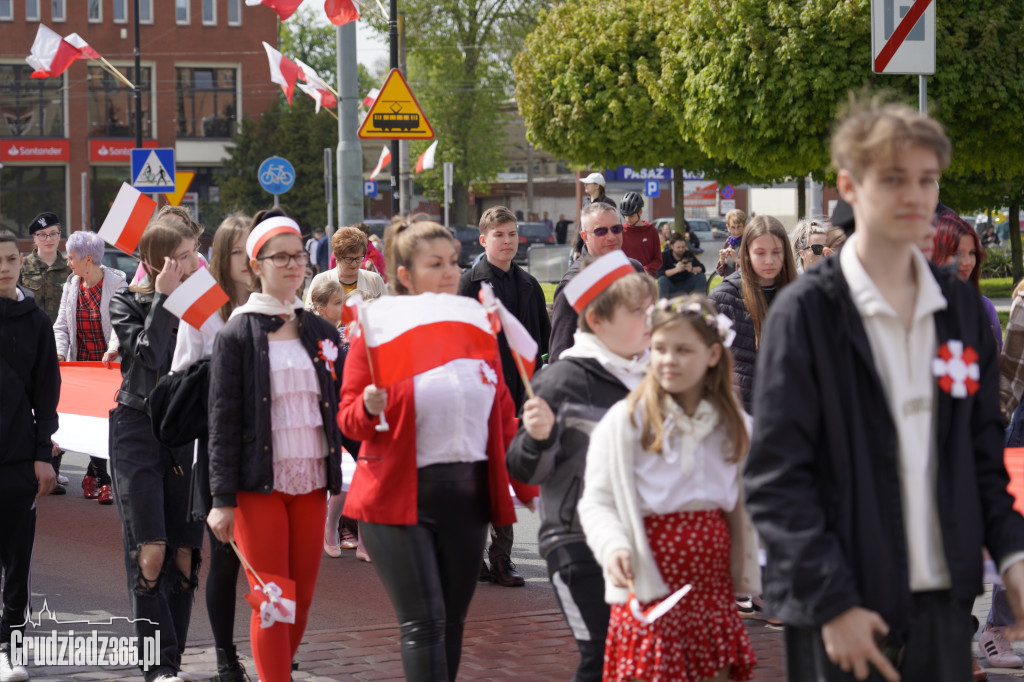 Biało-czerwony marsz z flagą narodową w Grudziądzu