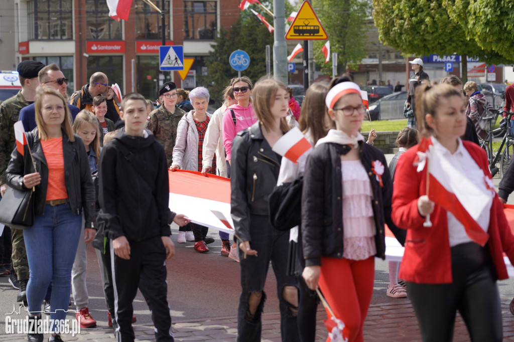 Biało-czerwony marsz z flagą narodową w Grudziądzu