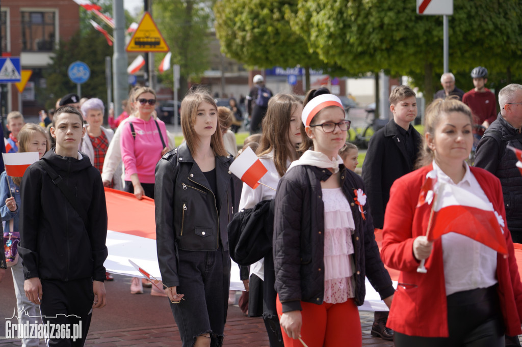 Biało-czerwony marsz z flagą narodową w Grudziądzu