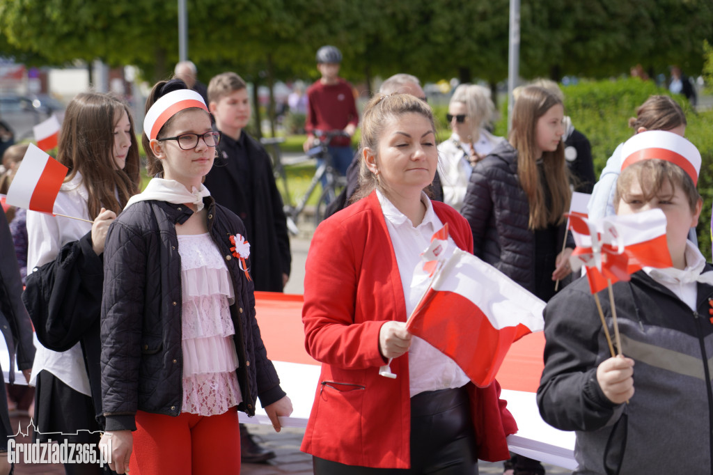 Biało-czerwony marsz z flagą narodową w Grudziądzu