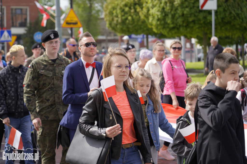 Biało-czerwony marsz z flagą narodową w Grudziądzu
