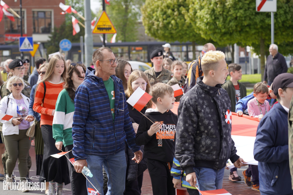Biało-czerwony marsz z flagą narodową w Grudziądzu