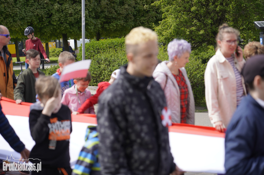Biało-czerwony marsz z flagą narodową w Grudziądzu