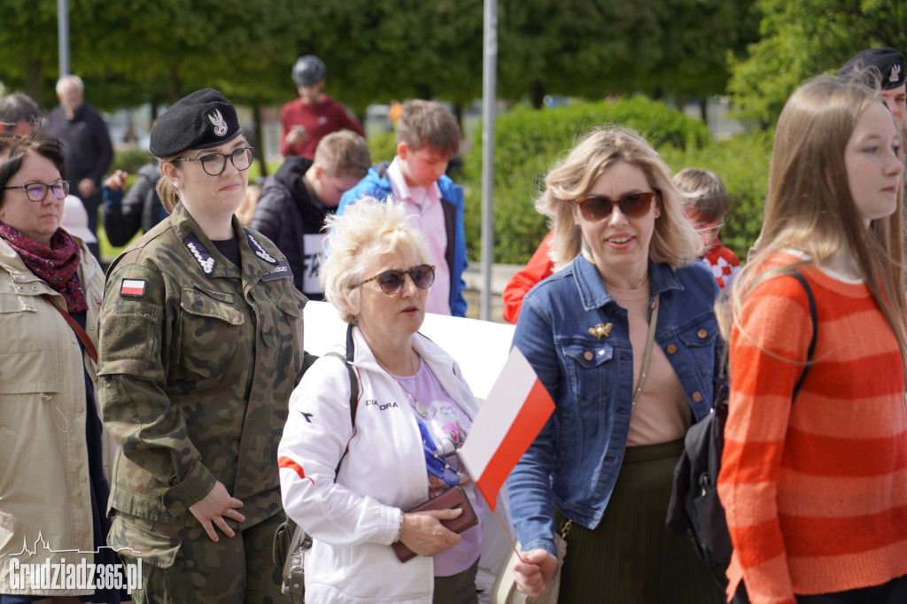 Biało-czerwony marsz z flagą narodową w Grudziądzu