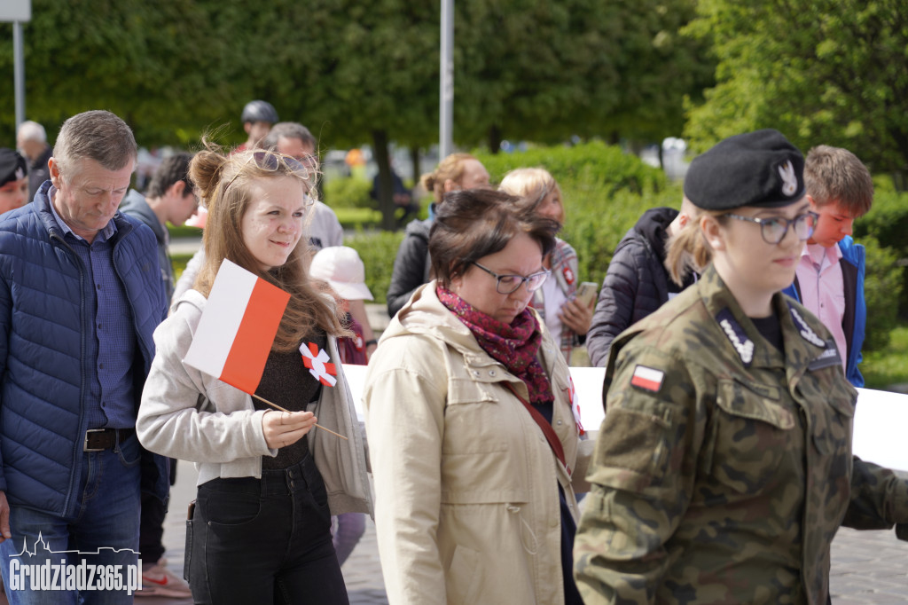 Biało-czerwony marsz z flagą narodową w Grudziądzu