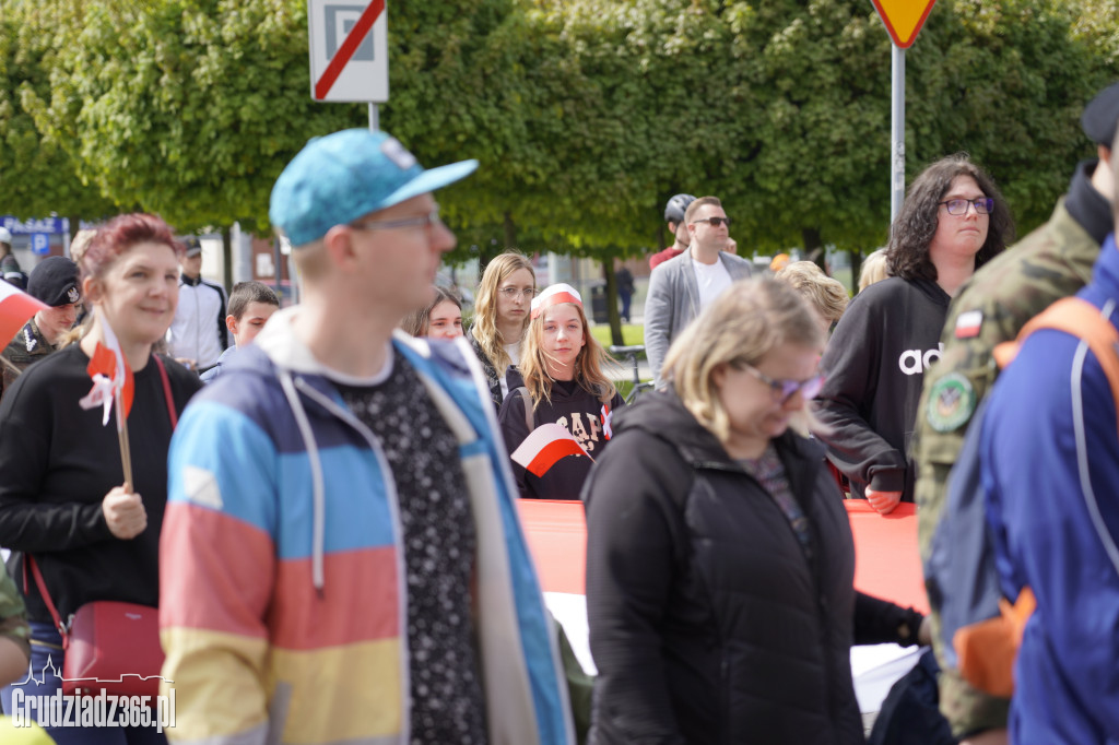 Biało-czerwony marsz z flagą narodową w Grudziądzu