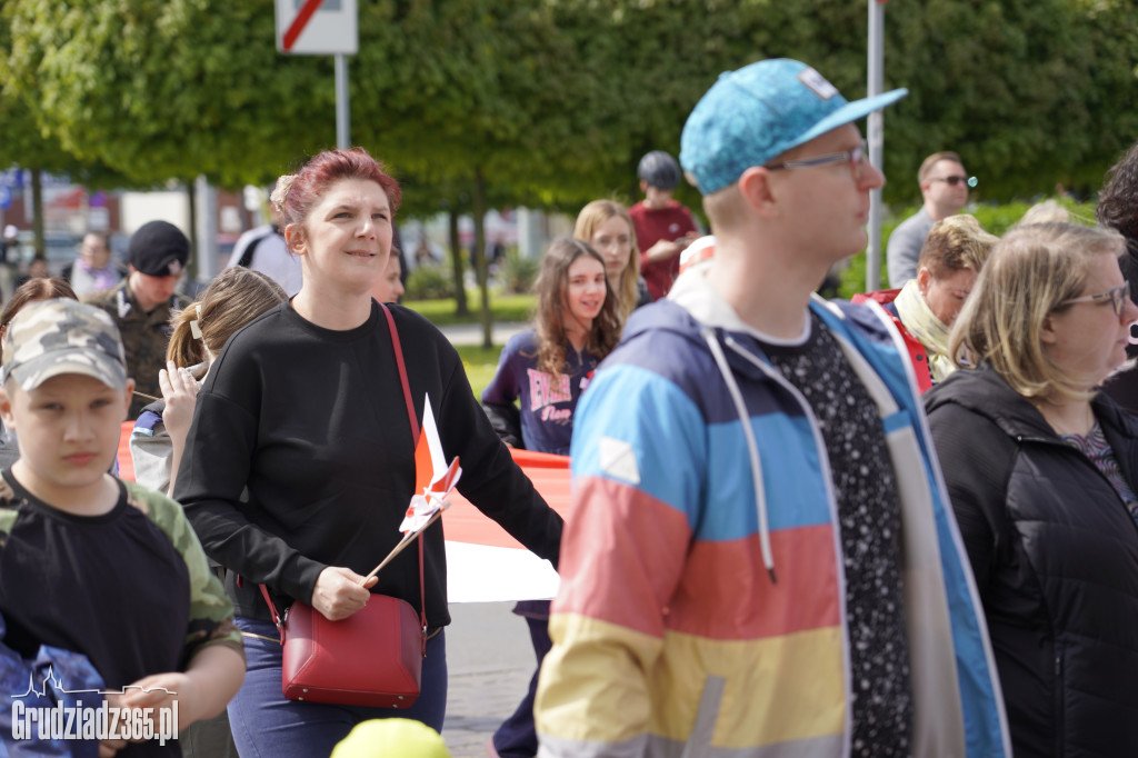 Biało-czerwony marsz z flagą narodową w Grudziądzu
