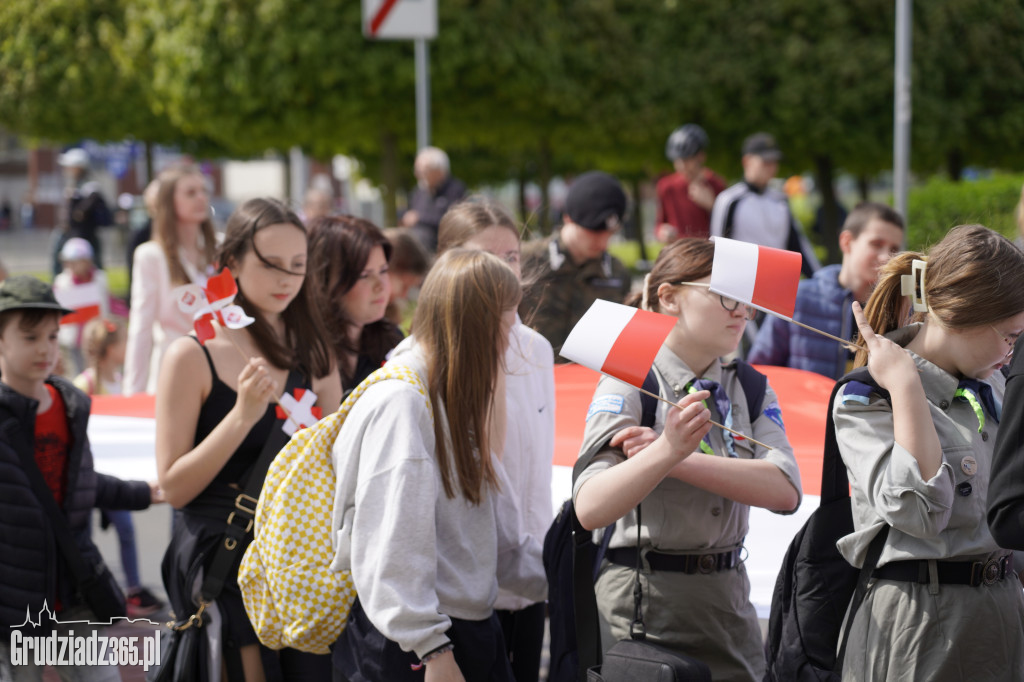 Biało-czerwony marsz z flagą narodową w Grudziądzu