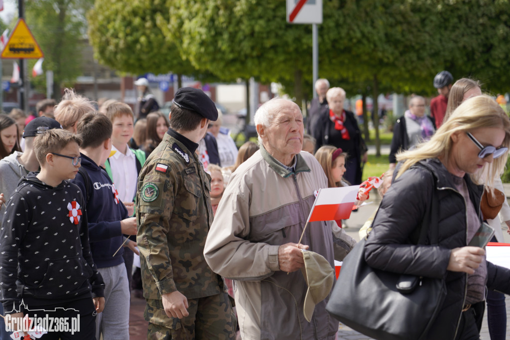 Biało-czerwony marsz z flagą narodową w Grudziądzu