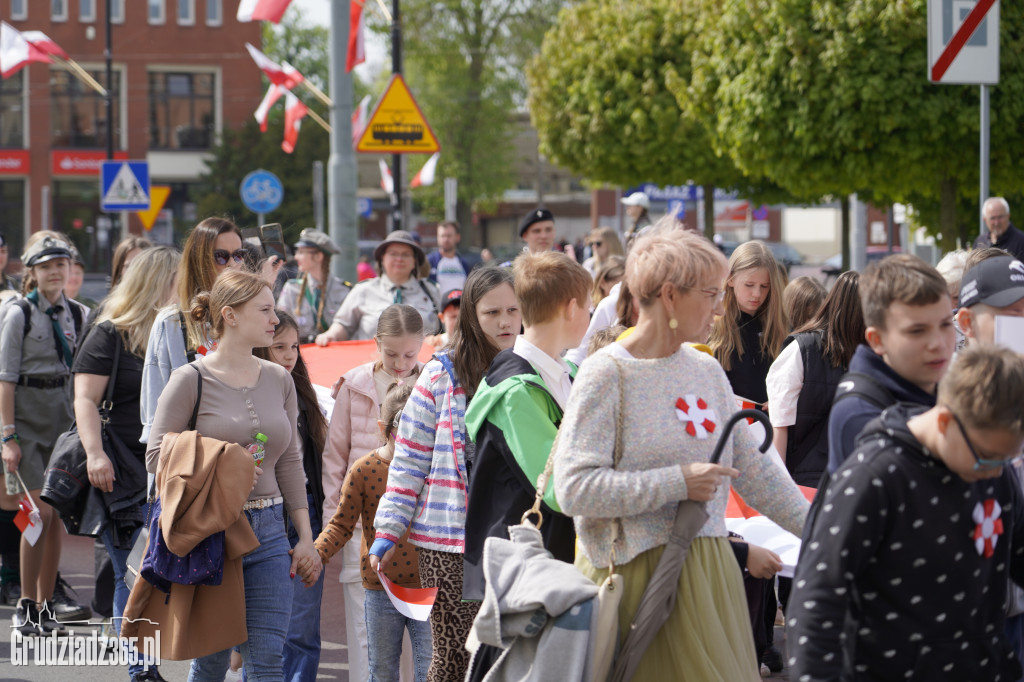 Biało-czerwony marsz z flagą narodową w Grudziądzu