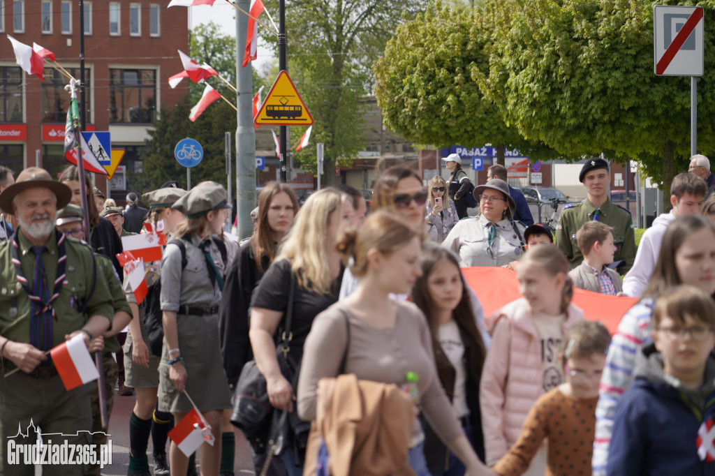 Biało-czerwony marsz z flagą narodową w Grudziądzu