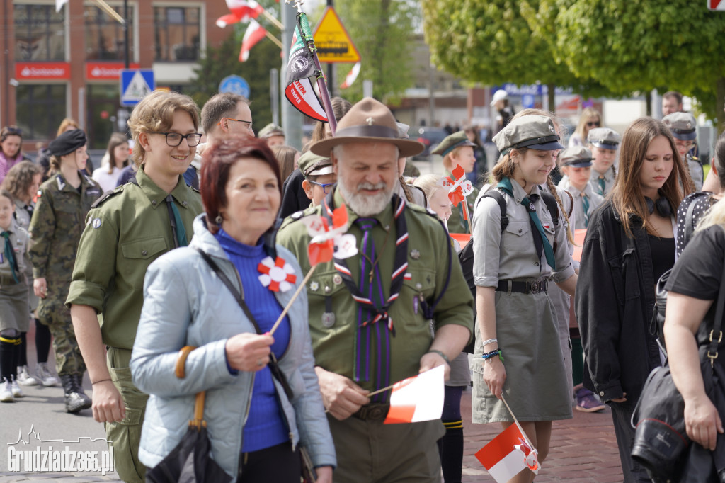 Biało-czerwony marsz z flagą narodową w Grudziądzu