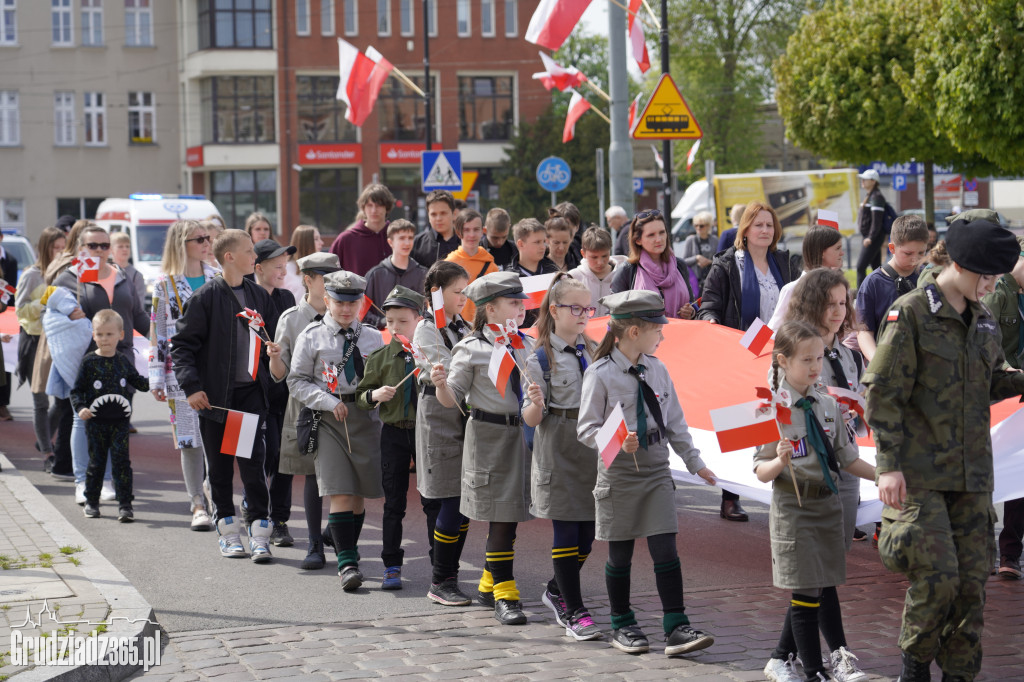 Biało-czerwony marsz z flagą narodową w Grudziądzu