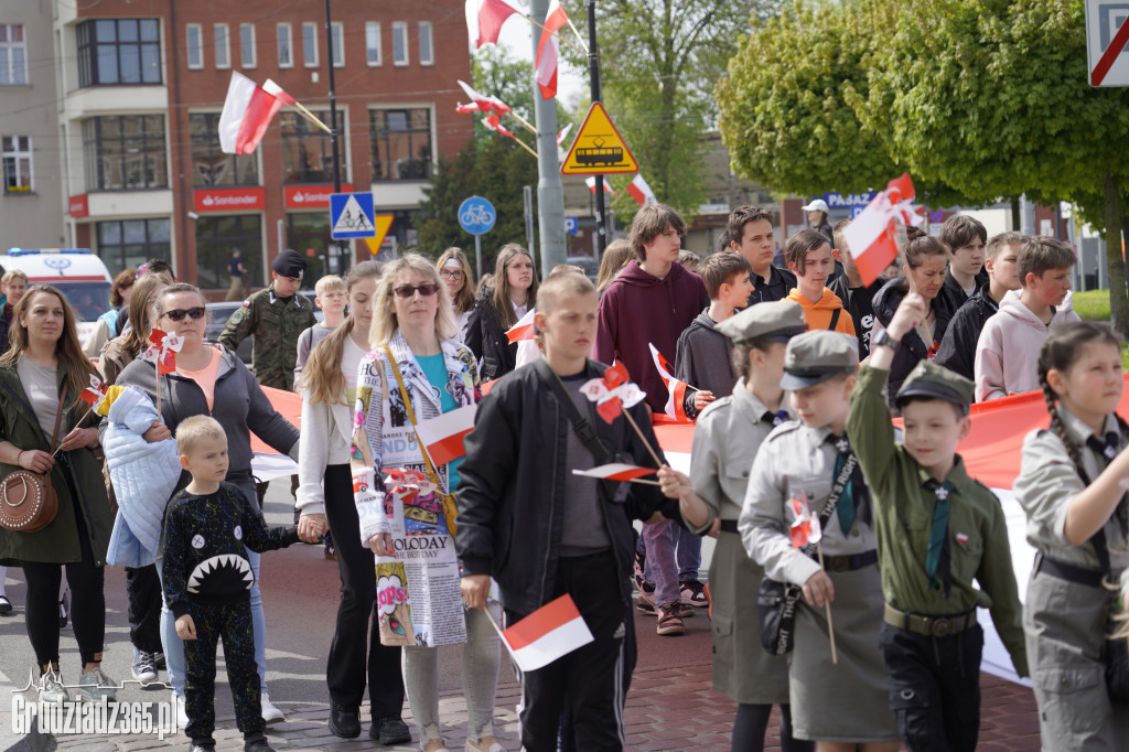 Biało-czerwony marsz z flagą narodową w Grudziądzu