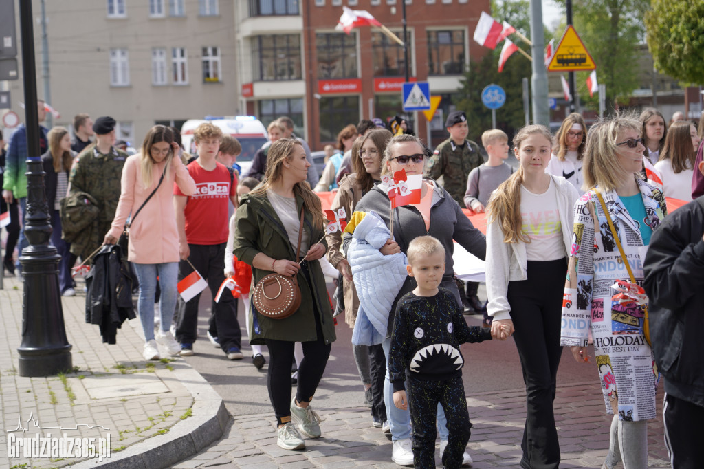 Biało-czerwony marsz z flagą narodową w Grudziądzu