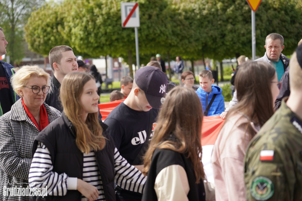 Biało-czerwony marsz z flagą narodową w Grudziądzu