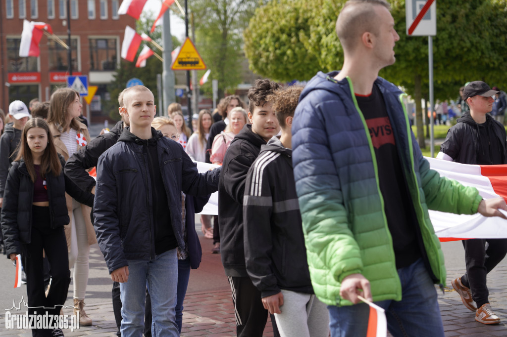 Biało-czerwony marsz z flagą narodową w Grudziądzu
