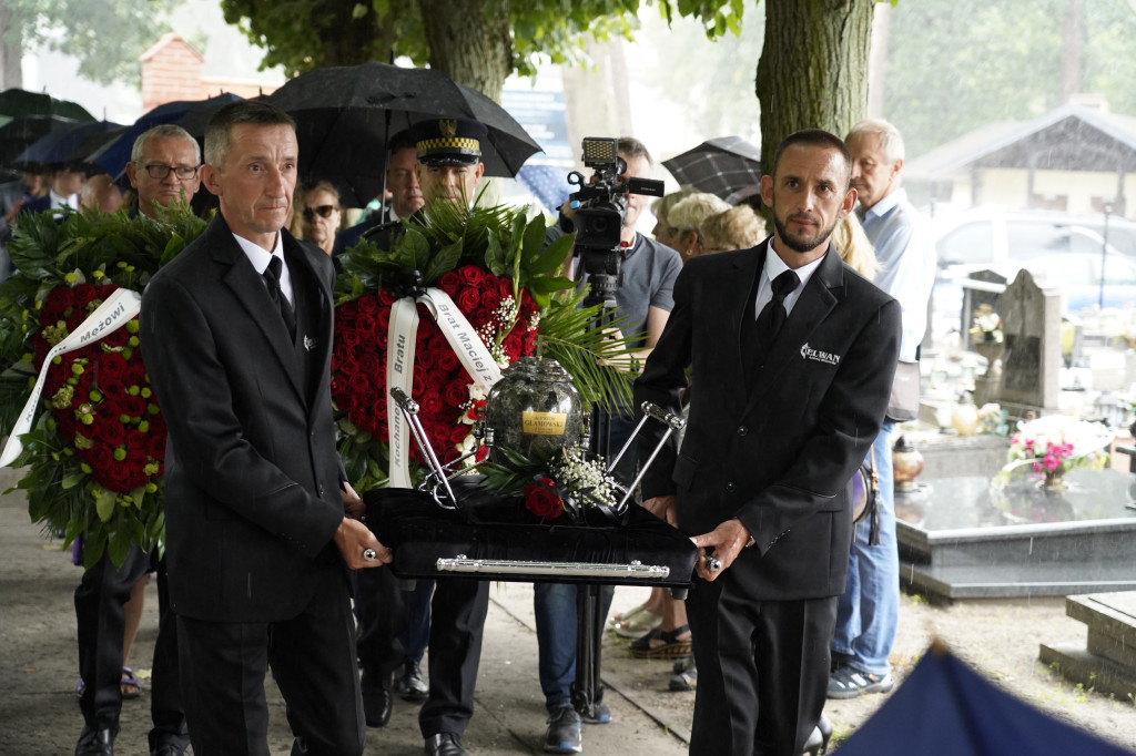 Grudziądz. W strugach deszczu tłumy pożegnały śp. dra Piotra Glamowskiego