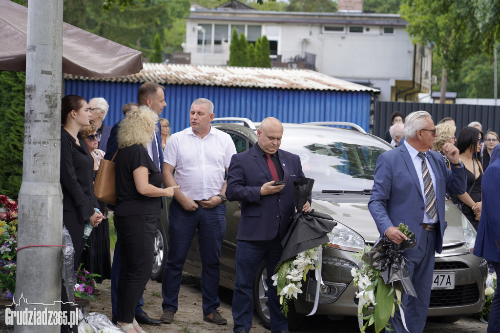 Grudziądz. W strugach deszczu tłumy pożegnały śp. dra Piotra Glamowskiego