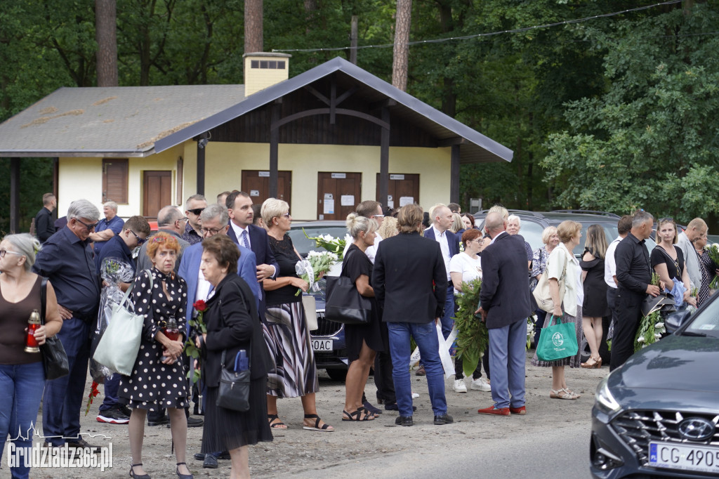 Grudziądz. W strugach deszczu tłumy pożegnały śp. dra Piotra Glamowskiego