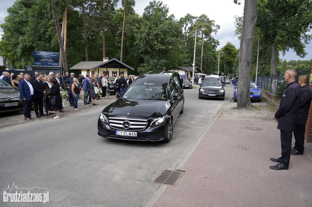 Grudziądz. W strugach deszczu tłumy pożegnały śp. dra Piotra Glamowskiego