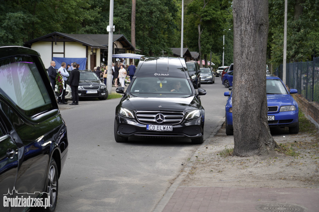 Grudziądz. W strugach deszczu tłumy pożegnały śp. dra Piotra Glamowskiego