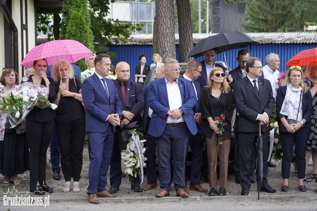 Grudziądz. W strugach deszczu tłumy pożegnały śp. dra Piotra Glamowskiego