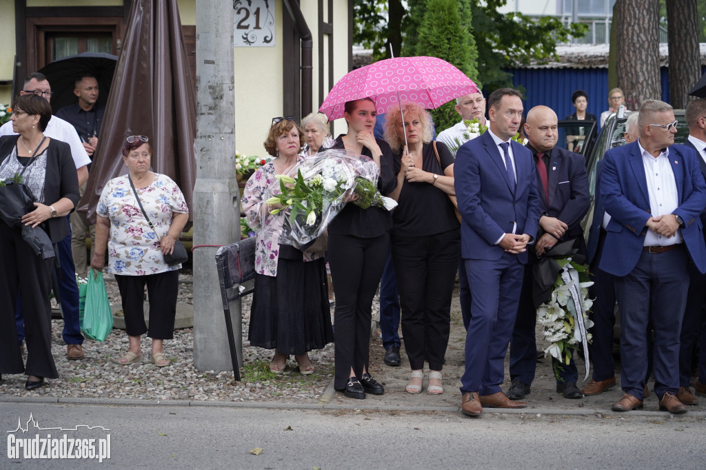 Grudziądz. W strugach deszczu tłumy pożegnały śp. dra Piotra Glamowskiego