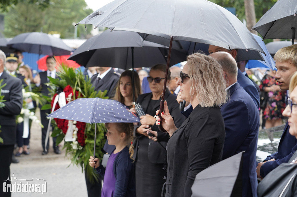 Grudziądz. W strugach deszczu tłumy pożegnały śp. dra Piotra Glamowskiego