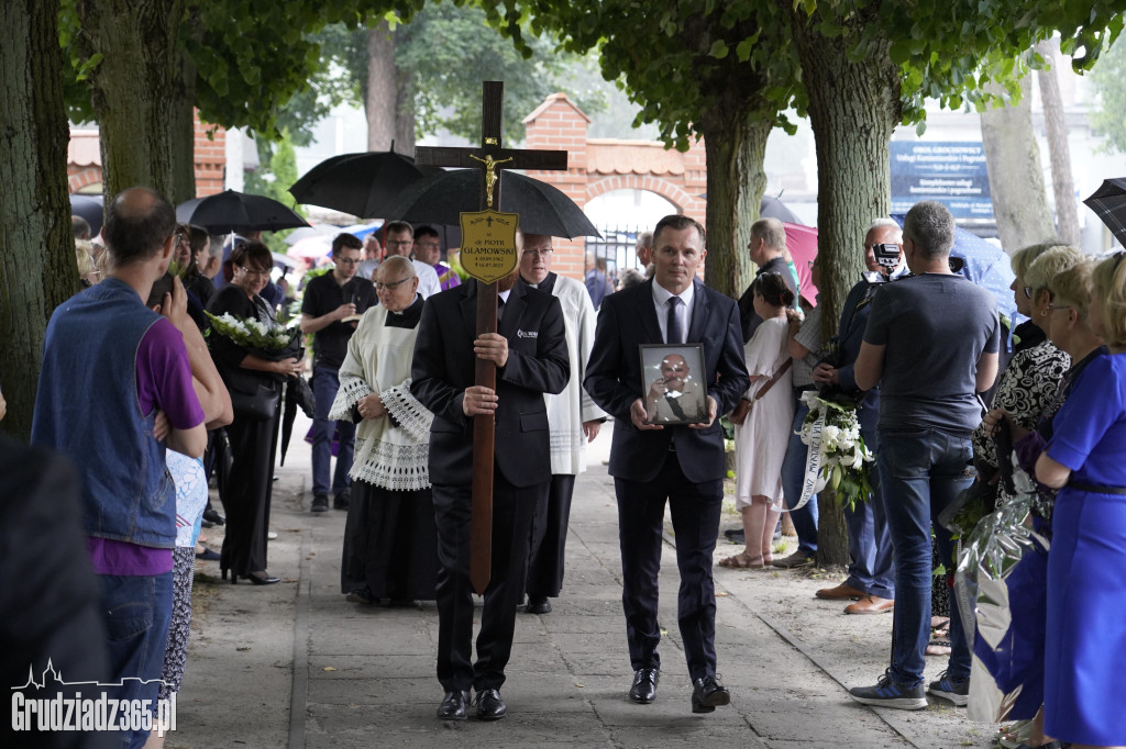 Grudziądz. W strugach deszczu tłumy pożegnały śp. dra Piotra Glamowskiego