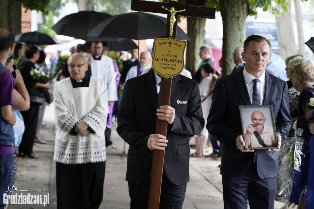 Grudziądz. W strugach deszczu tłumy pożegnały śp. dra Piotra Glamowskiego