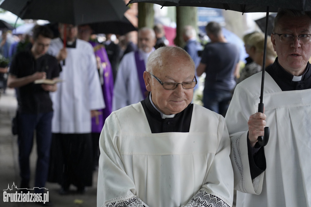 Grudziądz. W strugach deszczu tłumy pożegnały śp. dra Piotra Glamowskiego