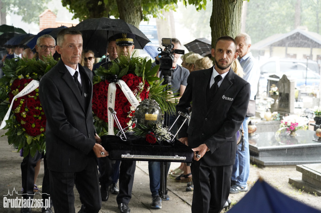 Grudziądz. W strugach deszczu tłumy pożegnały śp. dra Piotra Glamowskiego