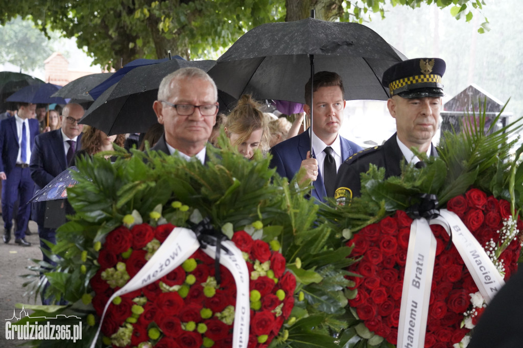 Grudziądz. W strugach deszczu tłumy pożegnały śp. dra Piotra Glamowskiego