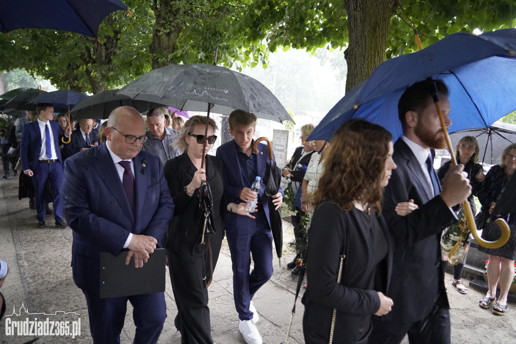 Grudziądz. W strugach deszczu tłumy pożegnały śp. dra Piotra Glamowskiego