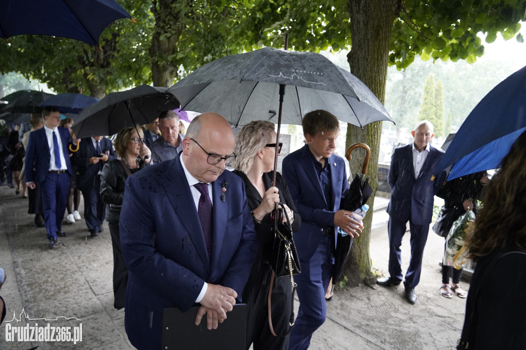 Grudziądz. W strugach deszczu tłumy pożegnały śp. dra Piotra Glamowskiego