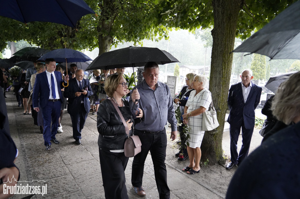 Grudziądz. W strugach deszczu tłumy pożegnały śp. dra Piotra Glamowskiego