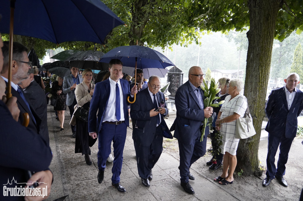 Grudziądz. W strugach deszczu tłumy pożegnały śp. dra Piotra Glamowskiego