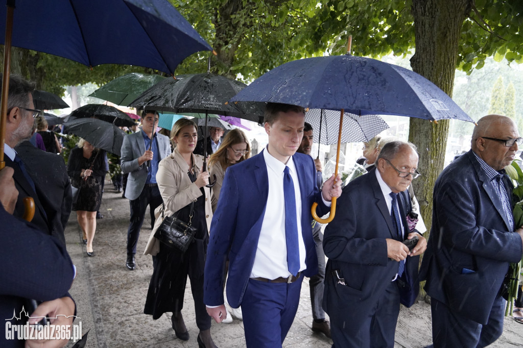Grudziądz. W strugach deszczu tłumy pożegnały śp. dra Piotra Glamowskiego