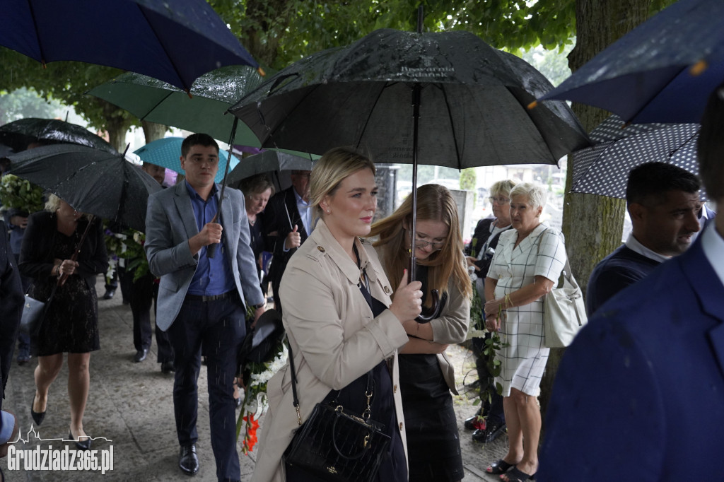 Grudziądz. W strugach deszczu tłumy pożegnały śp. dra Piotra Glamowskiego