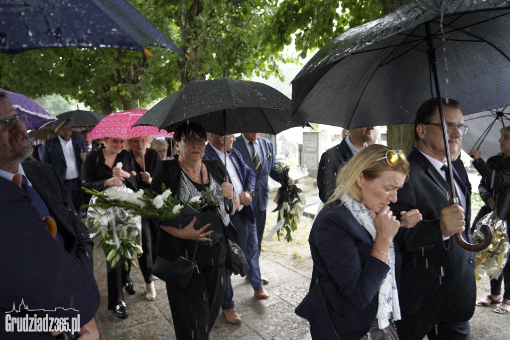 Grudziądz. W strugach deszczu tłumy pożegnały śp. dra Piotra Glamowskiego