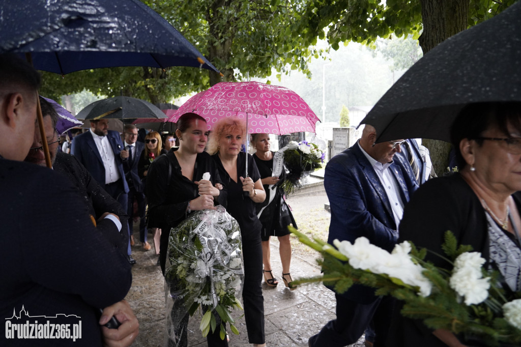 Grudziądz. W strugach deszczu tłumy pożegnały śp. dra Piotra Glamowskiego