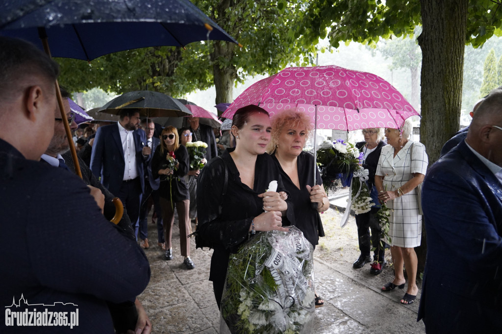 Grudziądz. W strugach deszczu tłumy pożegnały śp. dra Piotra Glamowskiego