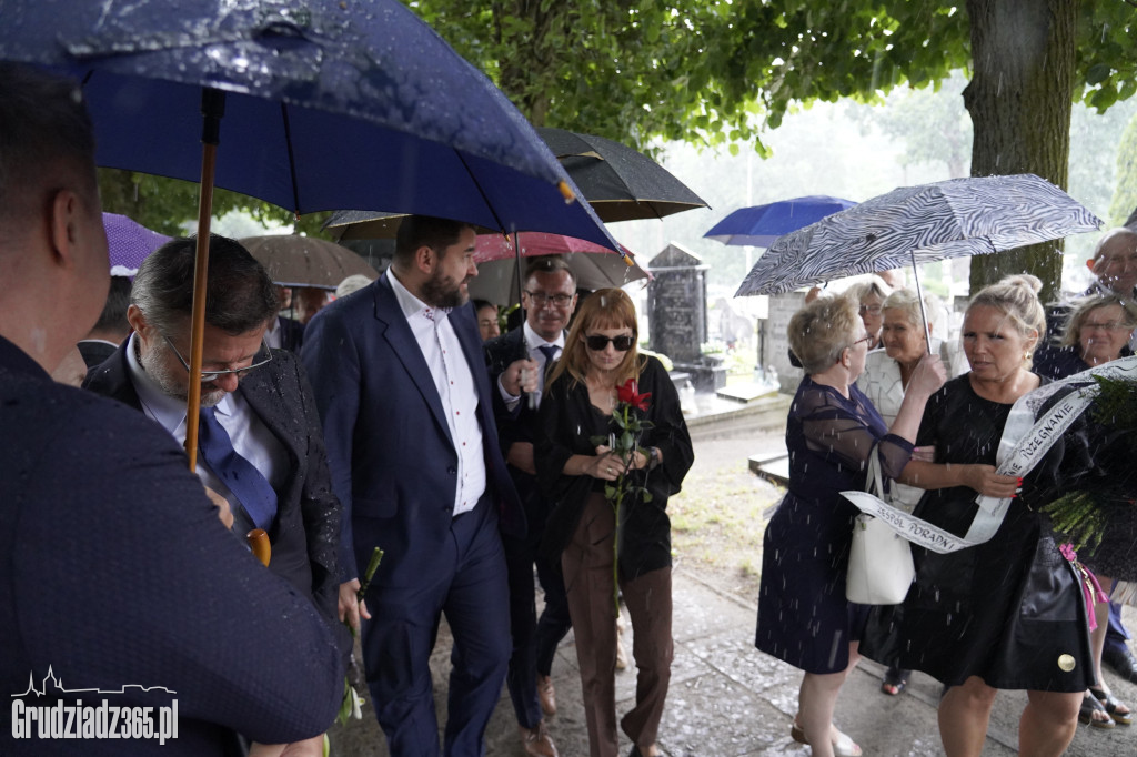 Grudziądz. W strugach deszczu tłumy pożegnały śp. dra Piotra Glamowskiego