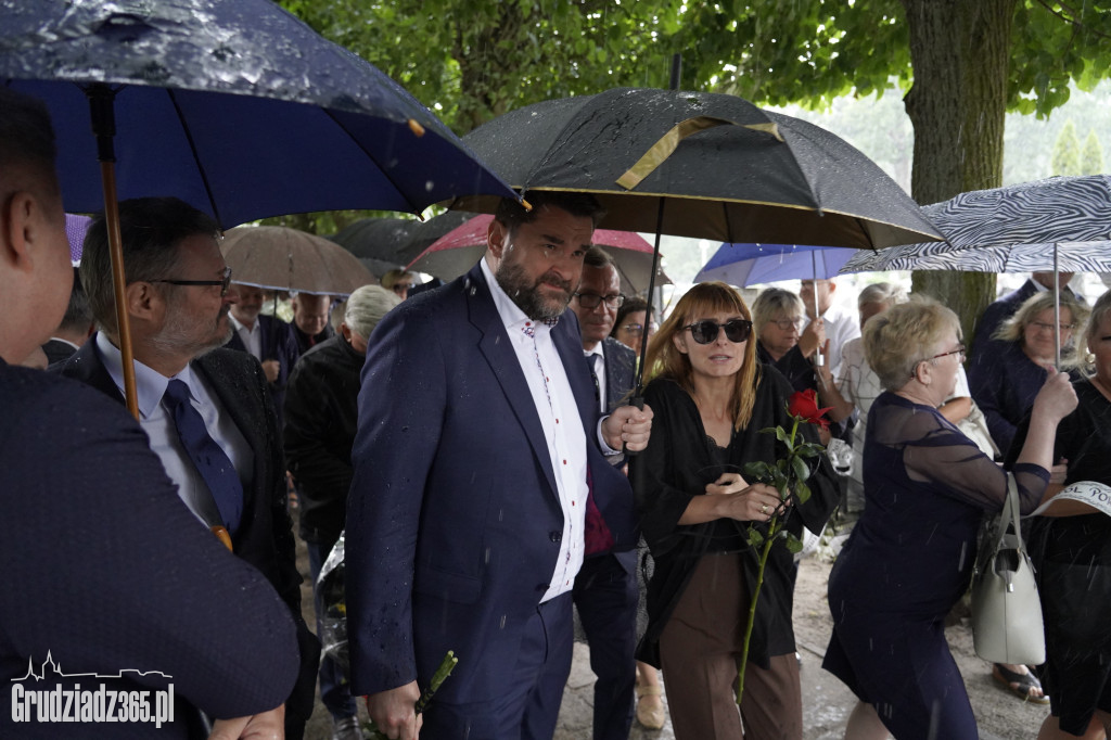 Grudziądz. W strugach deszczu tłumy pożegnały śp. dra Piotra Glamowskiego