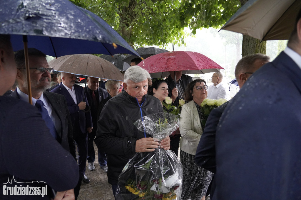 Grudziądz. W strugach deszczu tłumy pożegnały śp. dra Piotra Glamowskiego