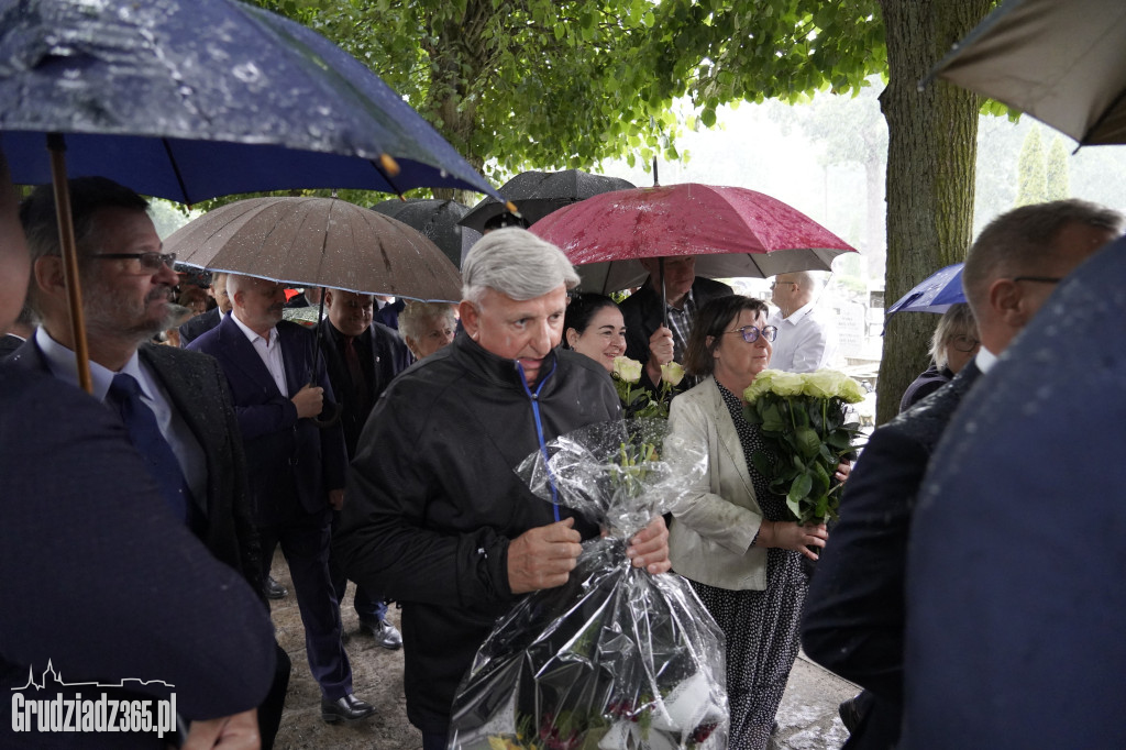 Grudziądz. W strugach deszczu tłumy pożegnały śp. dra Piotra Glamowskiego