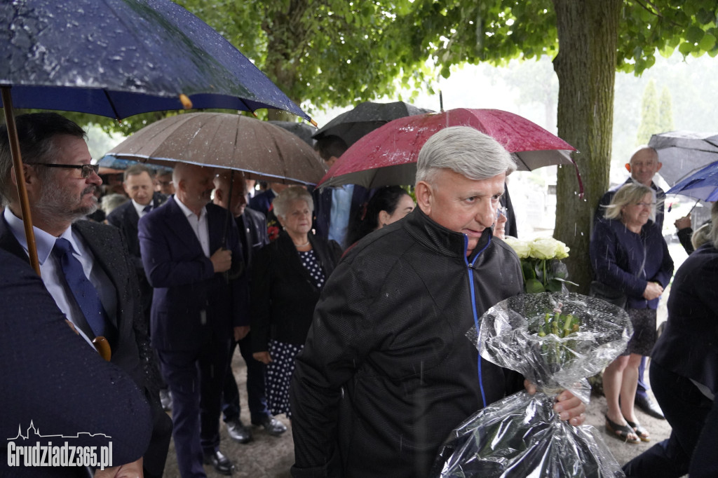 Grudziądz. W strugach deszczu tłumy pożegnały śp. dra Piotra Glamowskiego